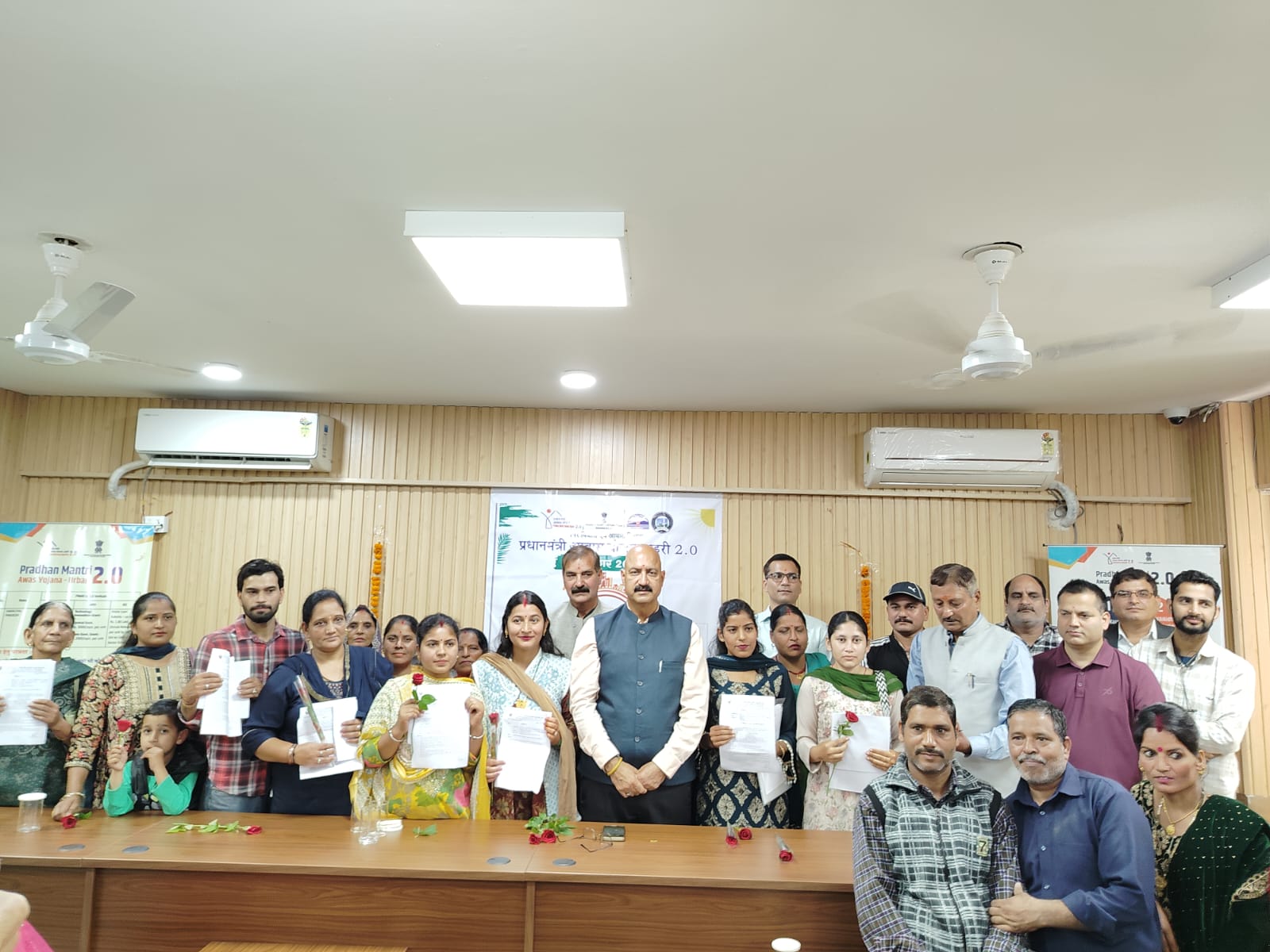 दिपावली के अवसर पर जरूरतमंदों को सौगात  नगर निगम के माननीय महापौर श्री वीरेन्द्र भटट शर्मा द्वारा अंगीकार 2025 अभियान के तहत प्रधानमंत्री आवास योजना शहरी संस्करण 2.0 के अंतर्गत स्वीकृति पत्र वितरित ।।